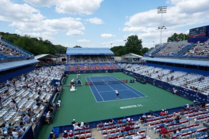 워싱턴에서 열리는 ATP 시범 경기의 일환으로 더블스 팀이 마이크를 착용