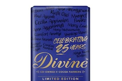 생일바와 함께 Divine Chocolate 25주년 기념