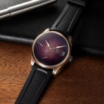 H. Moser & Cie가 Sincere Fine Watches의 70주년을 기념하여 Pioneer Perpetual Calendar Concept MD Purple Enamel Sincere Platinum Jubilee Edition을 공개