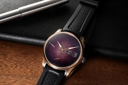 H. Moser & Cie가 Sincere Fine Watches의 70주년을 기념하여 Pioneer Perpetual Calendar Concept MD Purple Enamel Sincere Platinum Jubilee Edition을 공개