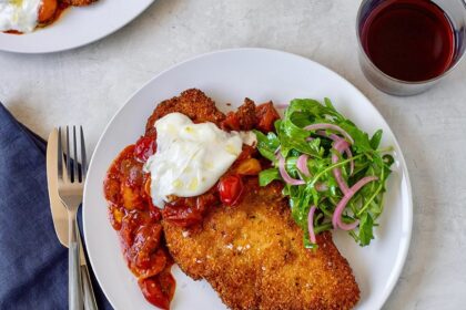 부라타 치즈와 멜트 베이비 토마토 소스를 곁들인 치킨 커틀릿