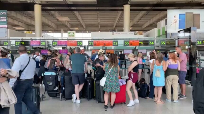 에트나 화산 폭발로 인한 화산재로 폐쇄된 카타니아 공항 항공편 재개