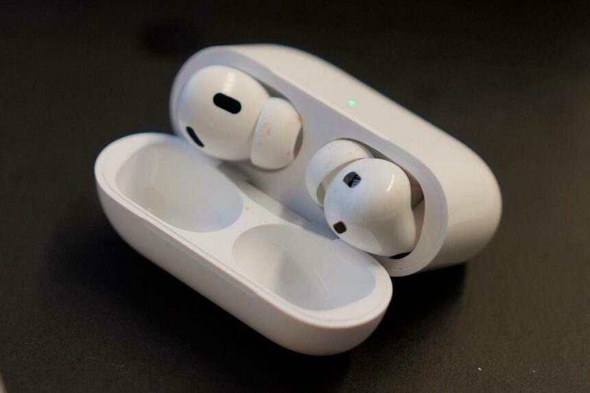 Apple AirPods Pro의 새로운 보청기 기능은 사람들이 무시하고 싶은 문제에 직면하는 데 도움이 될 수 있습니다