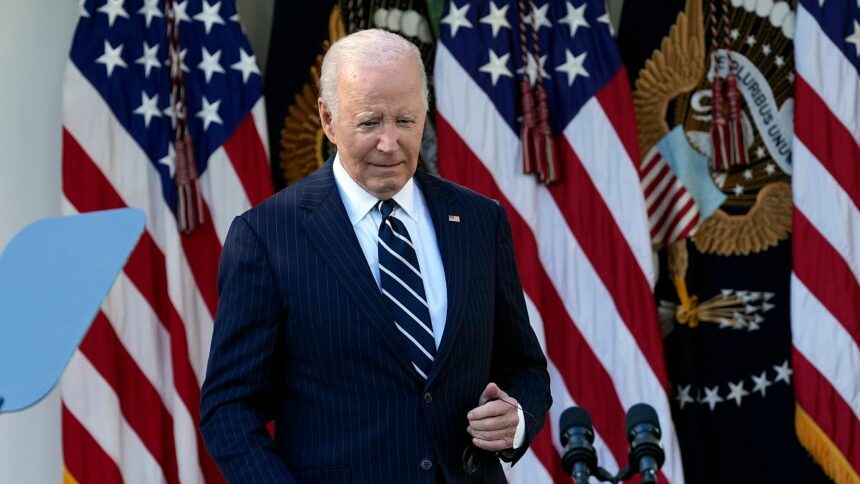 Joe Biden은 백악관 연설에서 Kamala Harris와 미국 민주주의를 칭찬합니다.