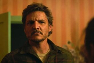 페드로 파스칼(Pedro Pascal)의 리드 리차즈(Reed Richards)는 판타스틱 4 세트 사진에서 코믹하고 정확한 모습을 보여줍니다.