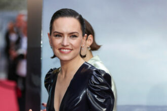 데이지 리들리(Daisy Ridley)와 남편 톰 베이트먼(Tom Bateman)이 까치의 이야기를 바꾸었습니다.