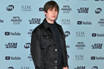 Jake Bugg는 자신의 쇼에서 팬들이 휴대폰을 사용하는 것을 신경 쓰지 않습니다.