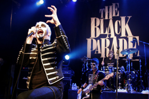 마이 케미컬 로맨스(My Chemical Romance)가 블랙 퍼레이드(The Black Parade)를 기념하기 위해 대규모 스타디움 투어를 발표했습니다.