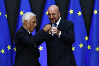 안토니오 코스타(António Costa)가 샤를 미셸(Charles Michel)의 사임으로 유럽평의회 의장을 맡습니다.