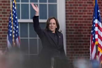 카말라 해리스(Kamala Harris)는 도널드 트럼프에게 당선을 양보한 후 국가 연설을 했습니다.