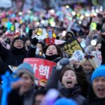 윤석열 대통령 계엄령 위반으로 국회가 탄핵안을 가결했다.