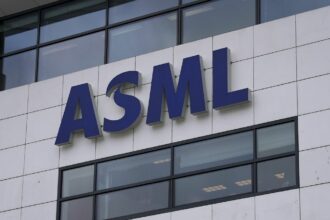 ASML은 중국의 기술 발전에 대한 미국의 새로운 억제에도 불구하고 지침을 고수합니다.