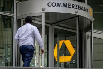 Unicredit는 인수 움직임에 ECB를 고려하면서 Commerzbank의 지분을 늘립니다.