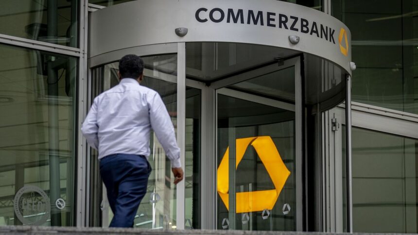 Unicredit는 인수 움직임에 ECB를 고려하면서 Commerzbank의 지분을 늘립니다.