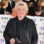 베라(Vera) 스타 브렌다 블레신(Brenda Blethyn)은 주차 브레이크를 걸지 못한 후 '전체 승무원을 거의 데리고 나갈 뻔'했습니다.