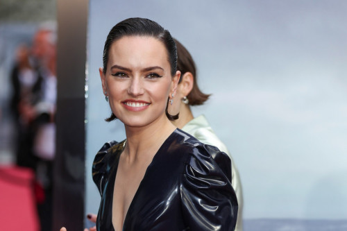 데이지 리들리(Daisy Ridley)가 스타워즈 스핀오프 영화에 대해 긍정적인 소식을 전했습니다.